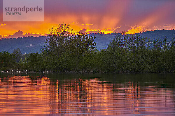 Leuchtende Farben bei Sonnenuntergang über der Donau; Oberpfalz  Bayern  Deutschland