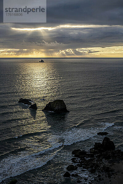 Ein einsamer Leuchtturm auf dem Tillamook Rock an der Küste von Oregon; Cannon Beach  Oregon  Vereinigte Staaten von Amerika