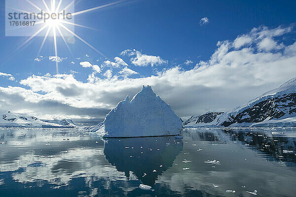 Reflexionen von Eisbergen auf dem Wasser in Niko Harbor  Antarktis.