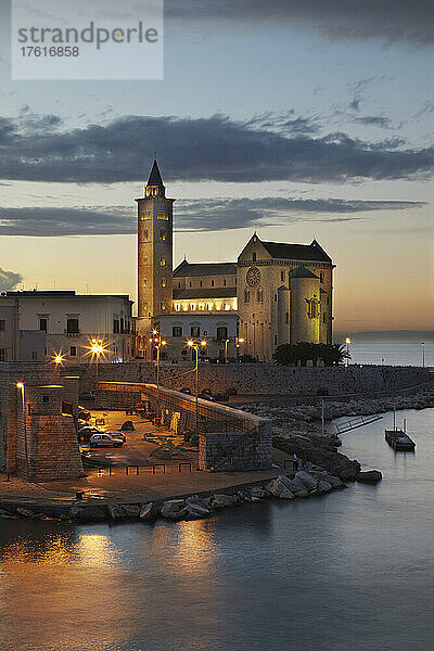 Blick in der Abenddämmerung auf die Hafenkathedrale und den Hafen von Trani; Trani  Apulien  Italien.