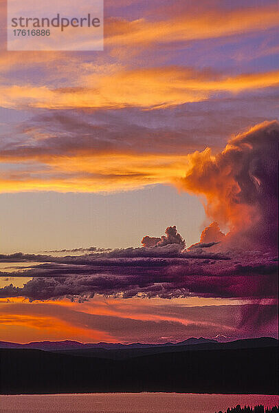 Kumuluswolken bei Sonnenuntergang.