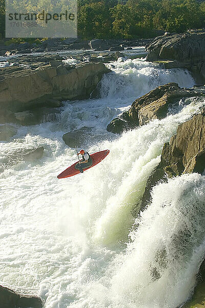 Ein Wildwasserkajakfahrer stürzt sich von einem Wasserfall bei Great Falls; Great Falls  Potomac River  Maryland.