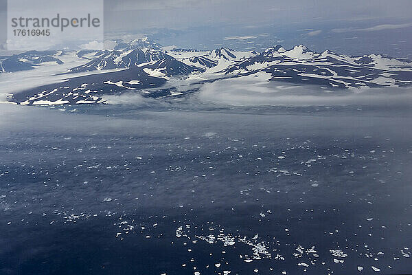 Blick aus dem Fenster des Twin Otter-Flugzeugs während unseres Fluges von Akureyri in Island nach Constable Point an der Ostküste Grönlands; Nordostgrönland   Grönland