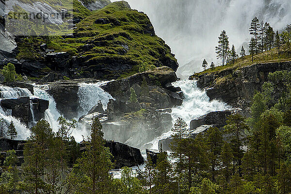 Ein Wasserfall ergießt sich über eine felsige Landschaft.