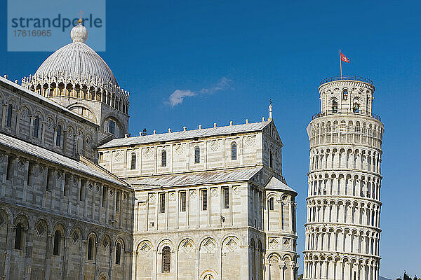 Der schiefe Turm von Pisa und der Dom  Domplatz; Pisa  Toskana  Italien