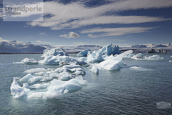Eisberge in der Lagune von Jokulsarlon  Island; Vatnajokull-Nationalpark  Island.