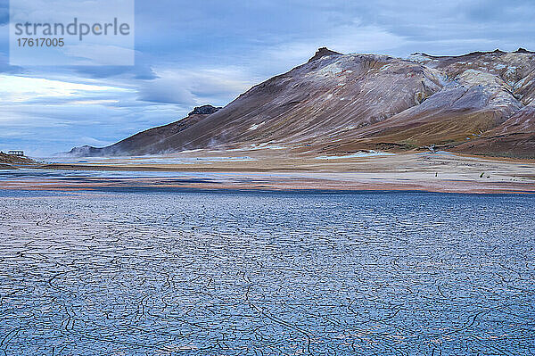 Rissiger  trockener Schlamm  der die Schlammtöpfe und Fumarolen im Thermalgebiet von Namafjall in der Region Myvatn in der nördlichen Region Islands umgibt; Namafjall  Nordurland Vestra  Island