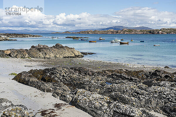 Boote treiben in der Nähe der felsigen Küste der Insel Iona  Schottland; Iona  Schottland