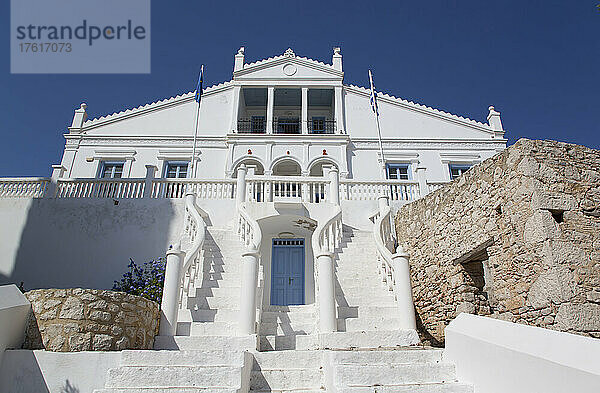Rathaus  ein weißes Gebäude vor strahlend blauem Himmel im Hafen von Emborio auf der Insel Halki  Griechenland; Emborio  Insel Halki  Dodekanes  Griechenland