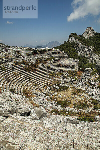 Das römische Theater in den Ruinen der Stadt Termessos in den Bergen bei Antalya nahe der Mittelmeerküste Anatoliens; Termessos  Antalya  Türkei