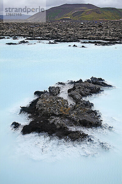 Abfallbecken aus einem geothermischen Kraftwerk in der Nähe der Blauen Lagune  Island; Grindavik  Island.