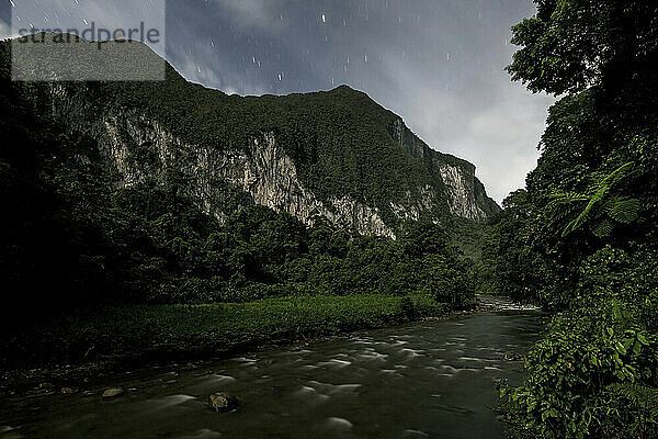 Die Melinau-Schlucht und die weißen Klippen der Südwand des Gunung Benarat im Gunung Mulu National Park; Gunung Mulu National Park  Sarawak  Borneo  Malaysia.