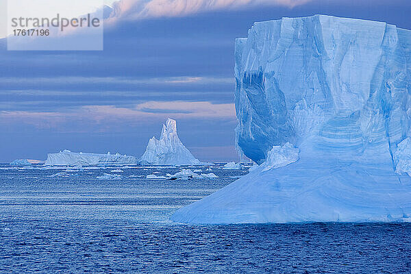 Geformtes Eis  in der Nähe der Couverville-Insel  Gerlache-Straße  Antarktis