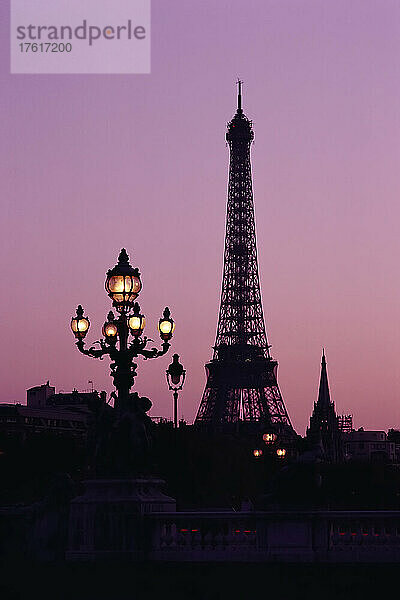 Silhouette des Eiffelturms in der Abenddämmerung Paris  Frankreich