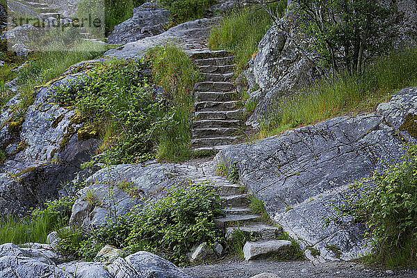 Steinstufen auf felsiger Böschung im Whytecliff Park  Horseshoe Bay; West Vancouver  British Columbia  Kanada