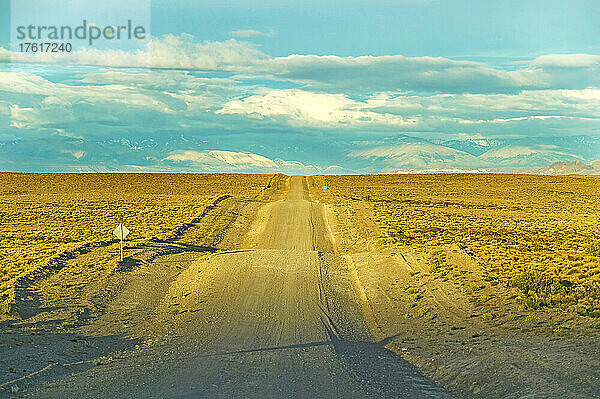 Route 40 in der Wildnis Patagoniens  in der Nähe von Bajo Caracoles in Argentinien; Argentinien