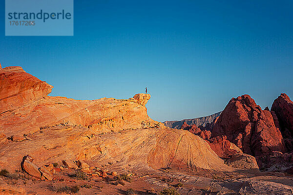 Eine Frau erkundet den Valley of Fire State Park.