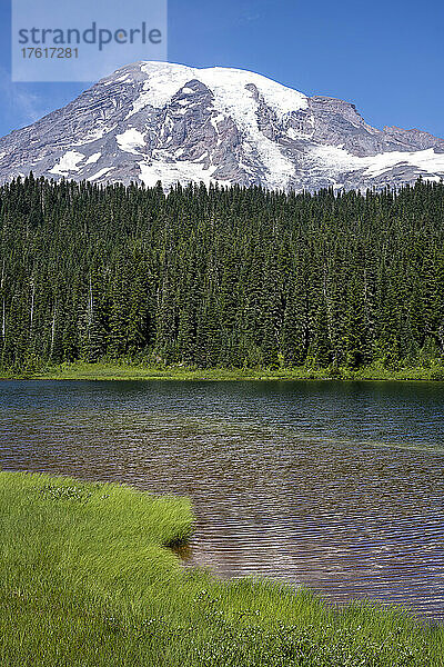 Der Reflection Lake wird von einer Brise im Mount Rainier National Park gekräuselt; Longmire  Washington  Vereinigte Staaten von Amerika