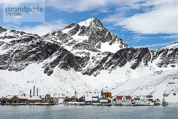 Historische Stätte einer Walfangstation mit einer frischen Schneedecke.