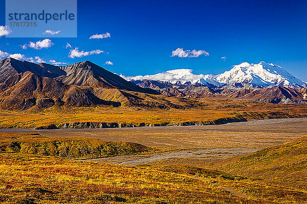 Blick auf Mount Denali (McKinley) und Mt. Eielson  vom Eielson Visitor Center mit herbstlich gefärbten Tundrahügeln im Vordergrund  Denali National Park and Preserve; Alaska  Vereinigte Staaten von Amerika