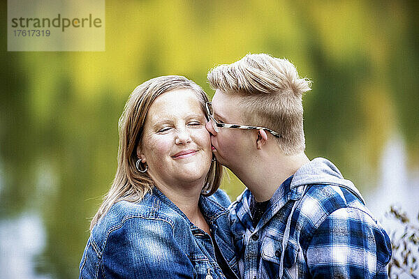 Eine Mutter und ihr Sohn  der das Down-Syndrom hat  verbringen viel Zeit miteinander in einem Stadtpark; Edmonton  Alberta  Kanada