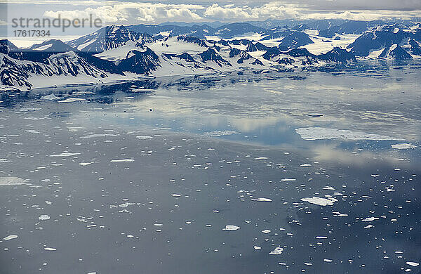 Blick aus dem Fenster des Twin Otter-Flugzeugs während unseres Fluges von Akureyri in Island nach Constable Point an der Ostküste Grönlands; Nordostgrönland   Grönland