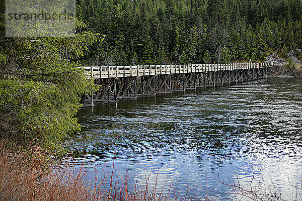 Straßenbrücke über Wasser in Interior BC  Kanada; Likely  British Columbia  Kanada