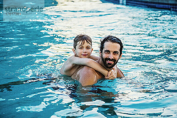 Porträt eines Vaters  der mit seinem kleinen Sohn in einem Schwimmbad in einer Ferienanlage in Ka'anapali schwimmt; Ka'anapali  Maui  Hawaii  Vereinigte Staaten von Amerika