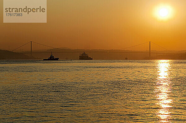Sonnenaufgangsansicht des Bosporus und der Bosporusbrücke in Istanbul  Türkei; Istanbul  Türkei