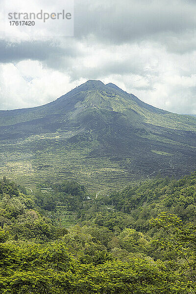 Überblick über den Mount Batur (Vulkan Kintamani) in South Batur mit bewölktem Himmel und üppiger Vegetation; Kintamani  Bangli Regency  Bali  Indonesien
