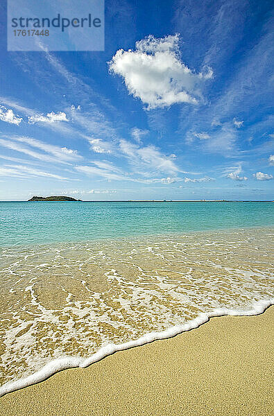 Eine tropische Küste in der Karibik  Petite Carenage Bay  an der Nordküste der Insel Carriacou  mit Blick auf Union Island (auf den Grenadinen) in der Ferne; Insel Carriacou  Grenada  Karibische Inseln