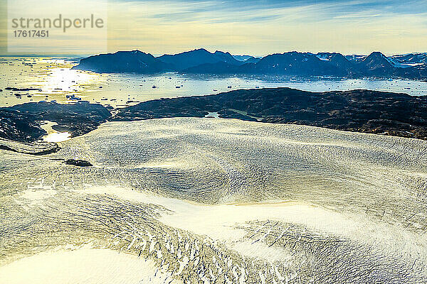 Ein Luftbild des grönländischen Eisschilds.
