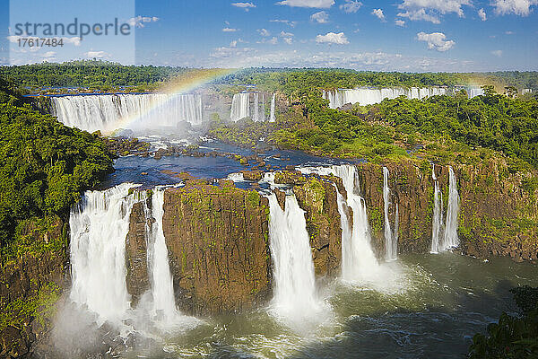 Überblick über einen Regenbogen  der sich über die berühmten Iguazu-Fälle wölbt  Iguazu Falls National Park; Parana  Brasilien