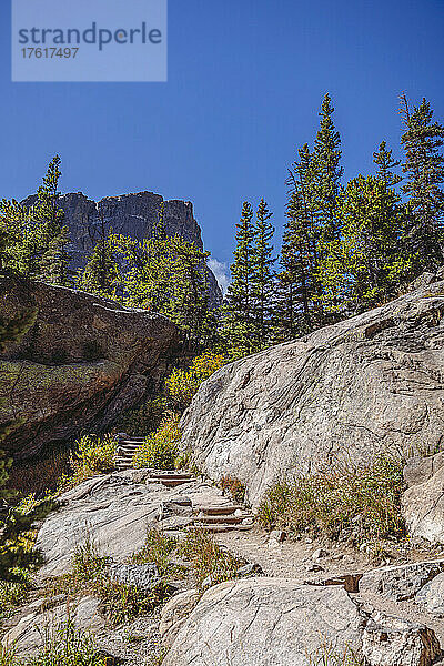 Wanderweg durch eine zerklüftete Berglandschaft  Rocky Mountain National Park; Colorado  Vereinigte Staaten von Amerika