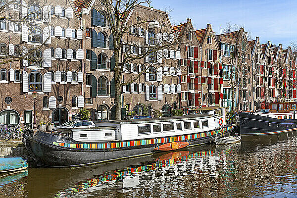 Hausboote und traditionelle Gebäude entlang der Brouwersgracht; Amsterdam  Niederlande