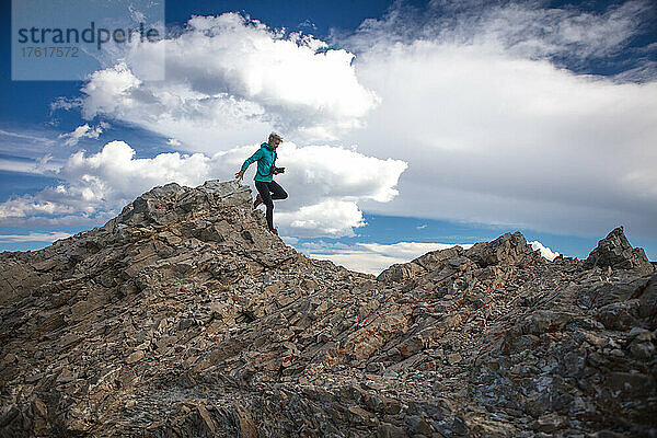 Eine Frau erkundet die hochalpine Umgebung der Sierra Nevada Mountains.