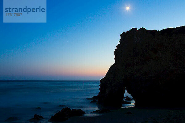 Der Mond über Felsformationen entlang des El Matador State Beach bei Nacht; Malibu  Kalifornien  Vereinigte Staaten von Amerika