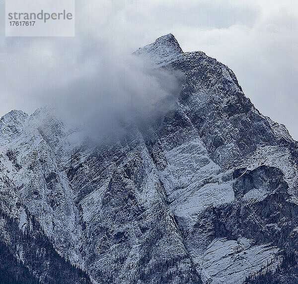 Schroffer Berghang und Gipfel der Hazelton Mountains in BC  Kanada; British Columbia  Kanada