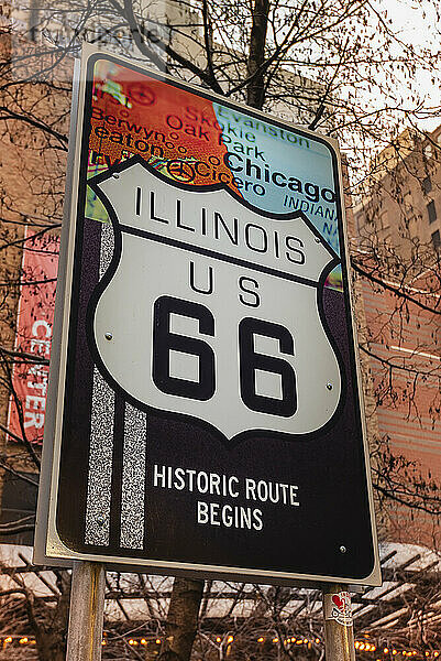 Route 66-Schild in der Stadt Chicago; Chicago  Cook County  Illinois  Vereinigte Staaten von Amerika