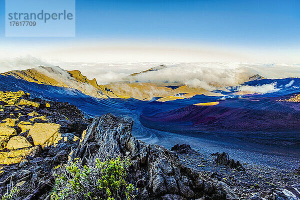 Landschaft mit Bergen und einem Tal mit Wolken und blauem Himmel; Maui  Hawaii  Vereinigte Staaten von Amerika