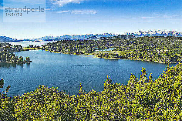 Eine Berg- und Seeszene  Lago Nahuel Huapi im Parque Nacional Nahuel Huapi in der Nähe von San Carlos de Bariloche im Seengebiet von Patagonien; Parque Nacional Nahuel Huapi  Patagonien  Argentinien