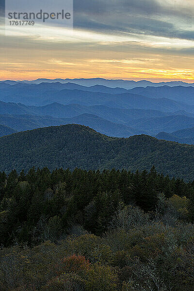 Die Bergkämme der Blue Ridge Mountains sind vom Cowee Mountain Overlook in North Carolina bei Sonnenuntergang zu sehen; North Carolina  Vereinigte Staaten von Amerika