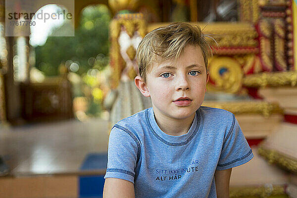 Junge mit blauen Augen in einem buddhistischen Tempel; Vientiane  Präfektur Vientiane  Laos