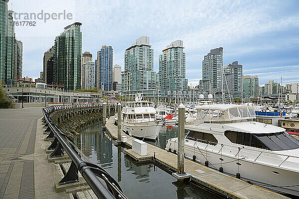 Eigentumswohnungen mit Blick auf den Coal Harbour  Vancouver  British Columbia  Kanada