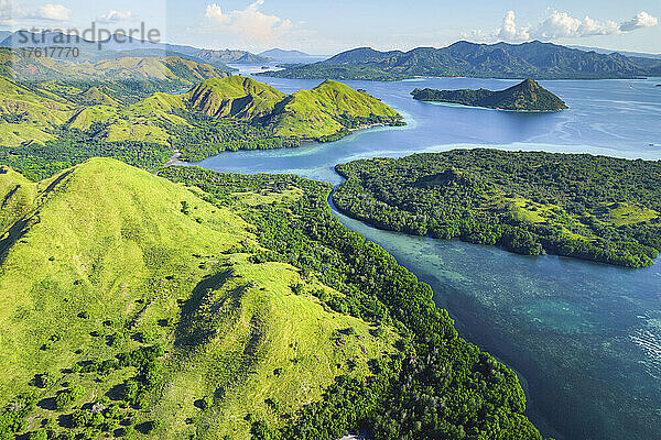 Luftaufnahme der Komodo-Inseln  Komodo-Nationalpark  Heimat des berühmten Komodo-Drachen; Flores  Kleine Sunda-Inseln  Indonesien