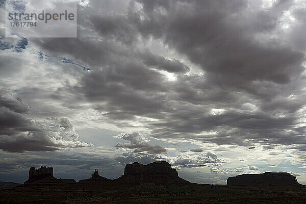 Gewitterwolken über dem Monument Valley.
