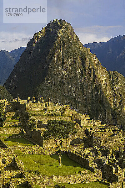 Sonnenaufgang über den präkolumbianischen Inka-Ruinen von Machu Picchu.