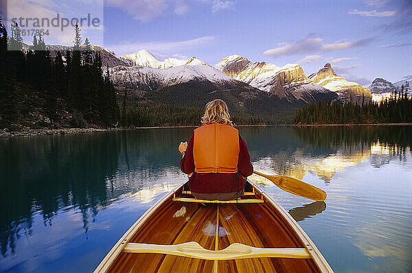 Frau im Kanu auf dem See  Maligne Lake  Jasper National Park  Alberta  Kanada