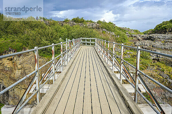 Hölzerne Fußgängerbrücke über den Fluss Hvita im Sommer; Borgarnes  westliche Region  Island