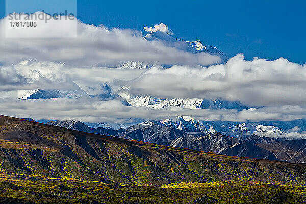 Wolken vor dem Mount McKinley über der Tundra.